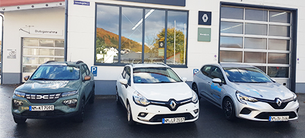 drei Autohaus vor einem Gebäude